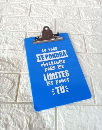 tablero acrílico A5 para colocar hojas con apuntes personalizado con frase de motivación